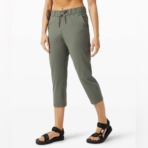 Lululemon On the Fly Crop *23" Woven Grey Sage - Size 8